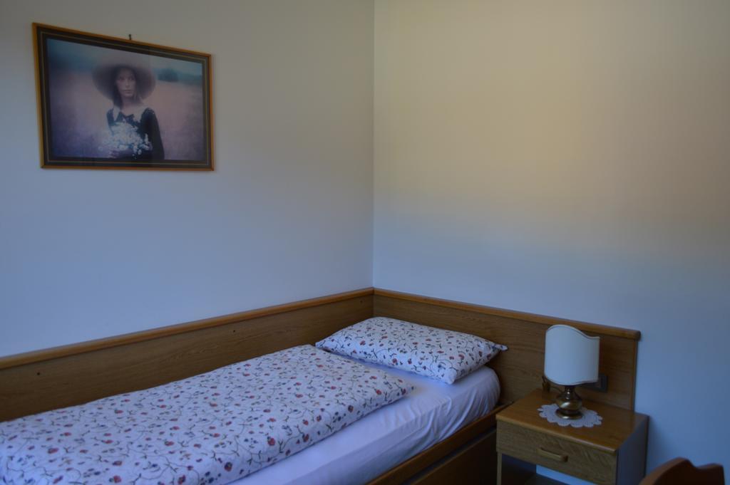 Garni Bucaneve Madonna Szoba fotó